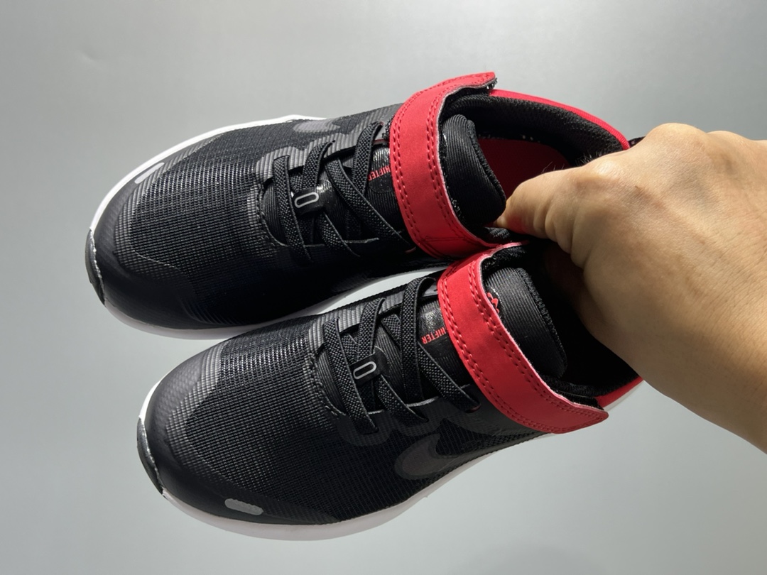 NK 赤足瑞亚系列儿童魔术贴运动鞋 尺码：23.5-37码 超级好穿的赤足瑞亚系列🆕 高密度针织鞋面，透气舒适☁️ 超轻超好穿的赤足系列，日常必备❤️ 耐磨防滑缓震大底，脚感超赞👍🏻 魔术贴设计，穿脱超级便捷✔️-选品中心