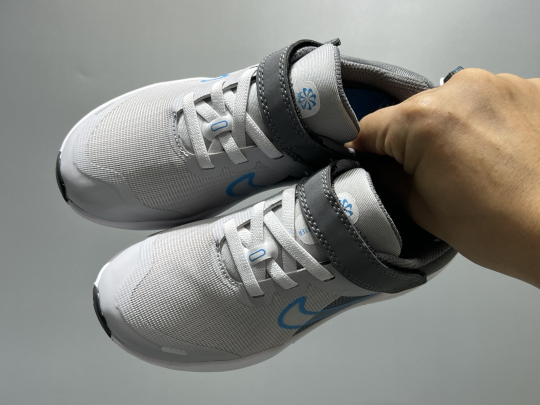 NK 赤足瑞亚系列儿童魔术贴运动鞋 尺码：23.5-37码 超级好穿的赤足瑞亚系列🆕 高密度针织鞋面，透气舒适☁️ 超轻超好穿的赤足系列，日常必备❤️ 耐磨防滑缓震大底，脚感超赞👍🏻 魔术贴设计，穿脱超级便捷✔️-选品中心