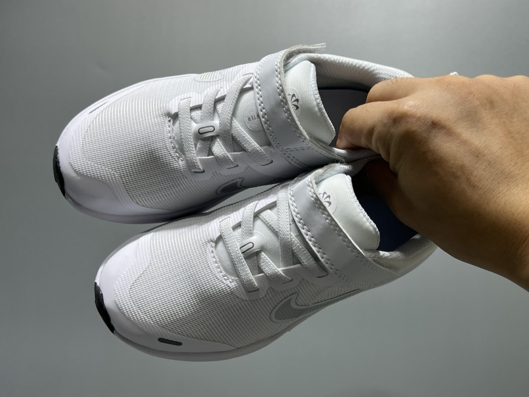 NK 赤足瑞亚系列儿童魔术贴运动鞋 尺码：23.5-37码 超级好穿的赤足瑞亚系列🆕 高密度针织鞋面，透气舒适☁️ 超轻超好穿的赤足系列，日常必备❤️ 耐磨防滑缓震大底，脚感超赞👍🏻 魔术贴设计，穿脱超级便捷✔️-选品中心