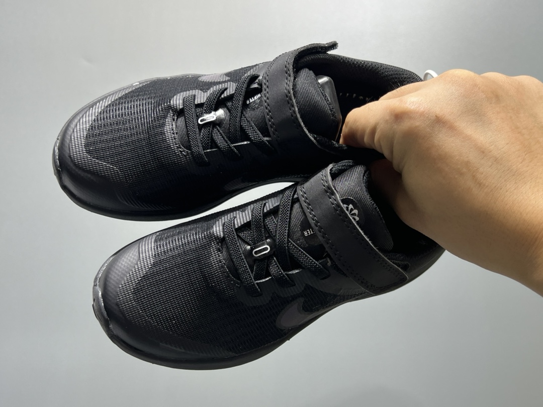 NK 赤足瑞亚系列儿童魔术贴运动鞋 尺码：23.5-37码 超级好穿的赤足瑞亚系列🆕 高密度针织鞋面，透气舒适☁️ 超轻超好穿的赤足系列，日常必备❤️ 耐磨防滑缓震大底，脚感超赞👍🏻 魔术贴设计，穿脱超级便捷✔️-选品中心