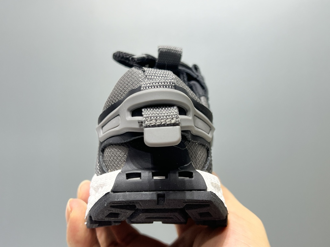 图片[7]-特耐克新款轮胎底魔术贴儿童老爹鞋 尺码：26-37码 大火的轮胎底🛞系列🆕 魔术贴设计，穿脱超级方便✔️ 优质皮料拼接，质感超赞👍🏻 抓地力超强的轮胎橡胶大底去，脚感不言而喻👍🏻-选品中心