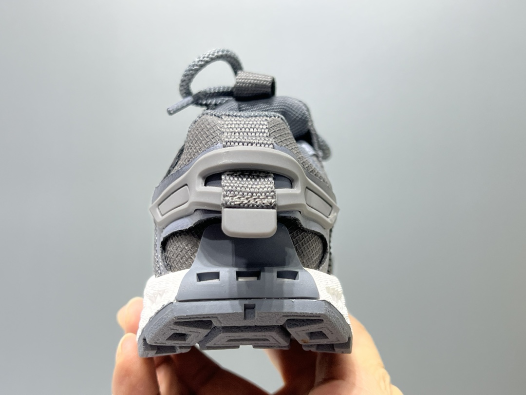 图片[7]-耐克新款轮胎底魔术贴儿童老爹鞋 尺码：26-37码 大火的轮胎底🛞系列🆕 魔术贴设计，穿脱超级方便✔️ 优质皮料拼接，质感超赞👍🏻 抓地力超强的轮胎橡胶大底去，脚感不言而喻👍🏻-选品中心