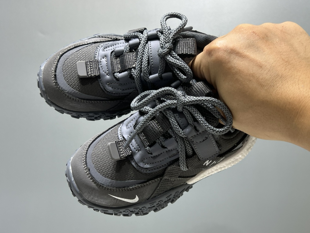 耐克新款轮胎底魔术贴儿童老爹鞋 尺码：26-37码 大火的轮胎底🛞系列🆕 魔术贴设计，穿脱超级方便✔️ 优质皮料拼接，质感超赞👍🏻 抓地力超强的轮胎橡胶大底去，脚感不言而喻👍🏻-选品中心