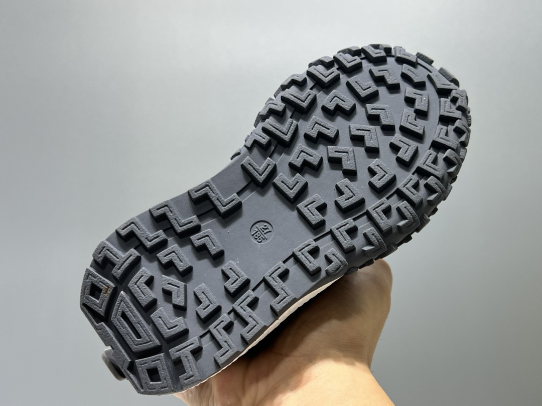 图片[5]-耐克新款轮胎底魔术贴儿童老爹鞋 尺码：26-37码 大火的轮胎底🛞系列🆕 魔术贴设计，穿脱超级方便✔️ 优质皮料拼接，质感超赞👍🏻 抓地力超强的轮胎橡胶大底去，脚感不言而喻👍🏻-选品中心