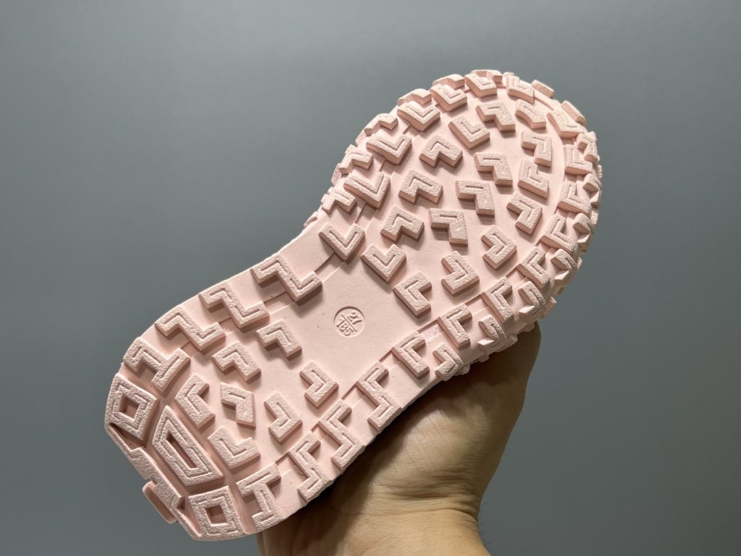 图片[5]-耐克 新款轮胎底魔术贴儿童老爹鞋 尺码：26-37码 大火的轮胎底🛞系列🆕 魔术贴设计，穿脱超级方便✔️ 优质皮料拼接，质感超赞👍🏻 抓地力超强的轮胎橡胶大底去，脚感不言而喻👍🏻-选品中心