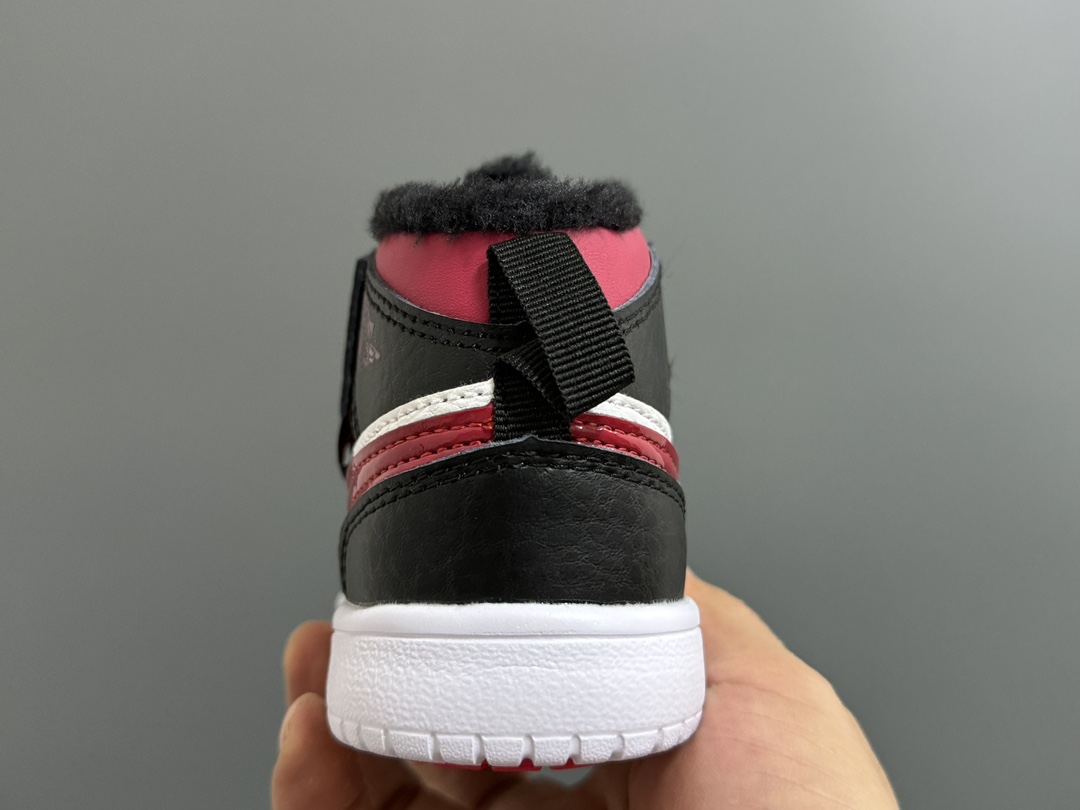 图片[7]-加绒乔一中帮魔术贴儿童运动鞋 尺码：24-37码 贴心如我们❄️加绒款太暖啦🔥 升级头层皮料，质感超赞👍🏻 魔术贴松紧带设计，超方便✔️ 轻便保暖又实用❤️-选品中心