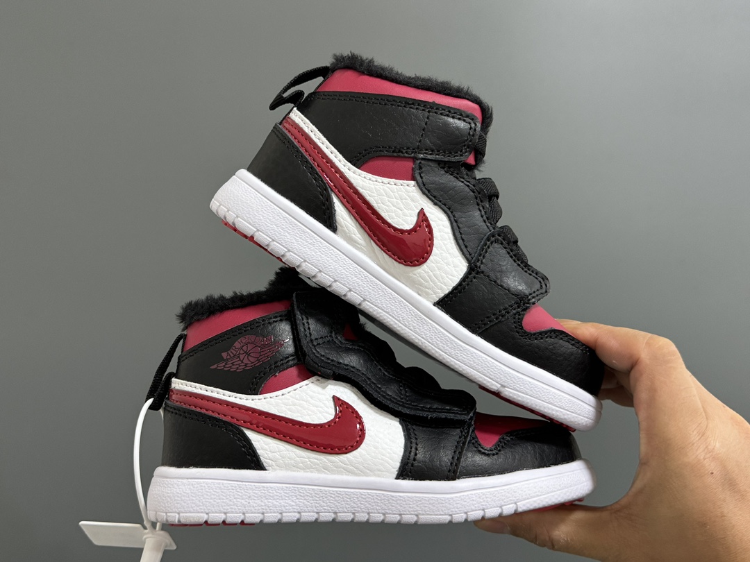 图片[9]-加绒乔一中帮魔术贴儿童运动鞋 尺码：24-37码 贴心如我们❄️加绒款太暖啦🔥 升级头层皮料，质感超赞👍🏻 魔术贴松紧带设计，超方便✔️ 轻便保暖又实用❤️-选品中心