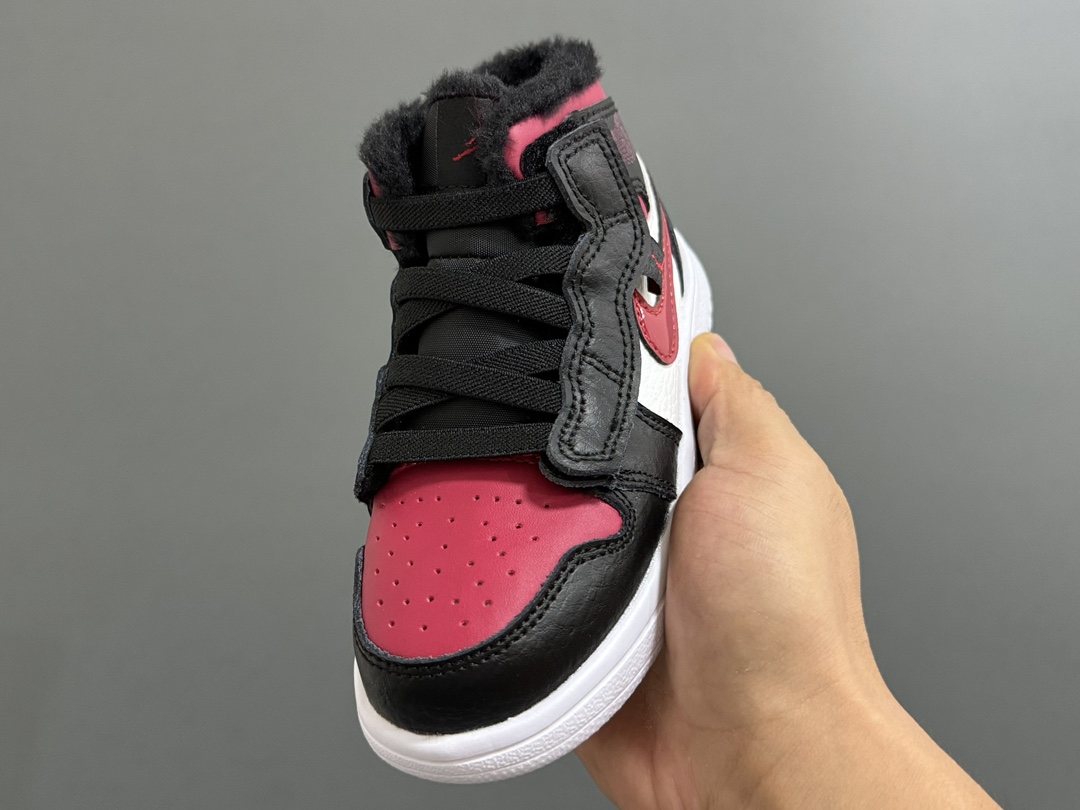 图片[3]-加绒乔一中帮魔术贴儿童运动鞋 尺码：24-37码 贴心如我们❄️加绒款太暖啦🔥 升级头层皮料，质感超赞👍🏻 魔术贴松紧带设计，超方便✔️ 轻便保暖又实用❤️-选品中心