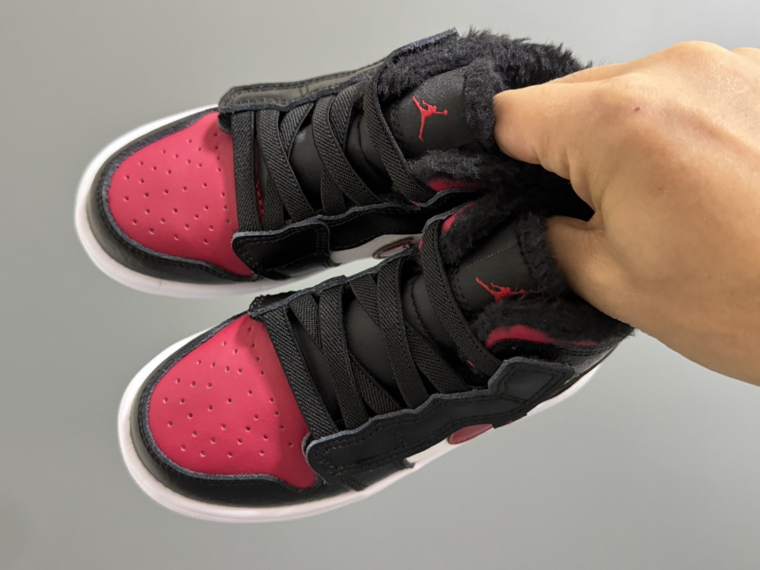 加绒乔一中帮魔术贴儿童运动鞋 尺码：24-37码 贴心如我们❄️加绒款太暖啦🔥 升级头层皮料，质感超赞👍🏻 魔术贴松紧带设计，超方便✔️ 轻便保暖又实用❤️-选品中心