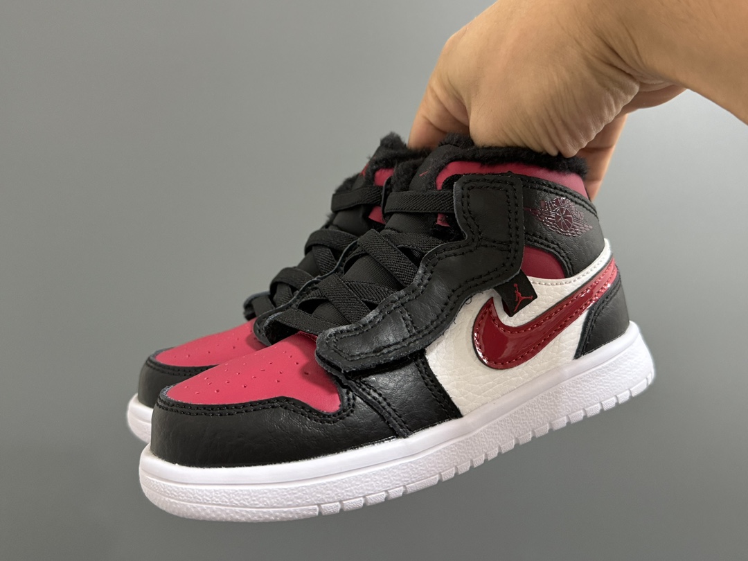 图片[2]-加绒乔一中帮魔术贴儿童运动鞋 尺码：24-37码 贴心如我们❄️加绒款太暖啦🔥 升级头层皮料，质感超赞👍🏻 魔术贴松紧带设计，超方便✔️ 轻便保暖又实用❤️-选品中心