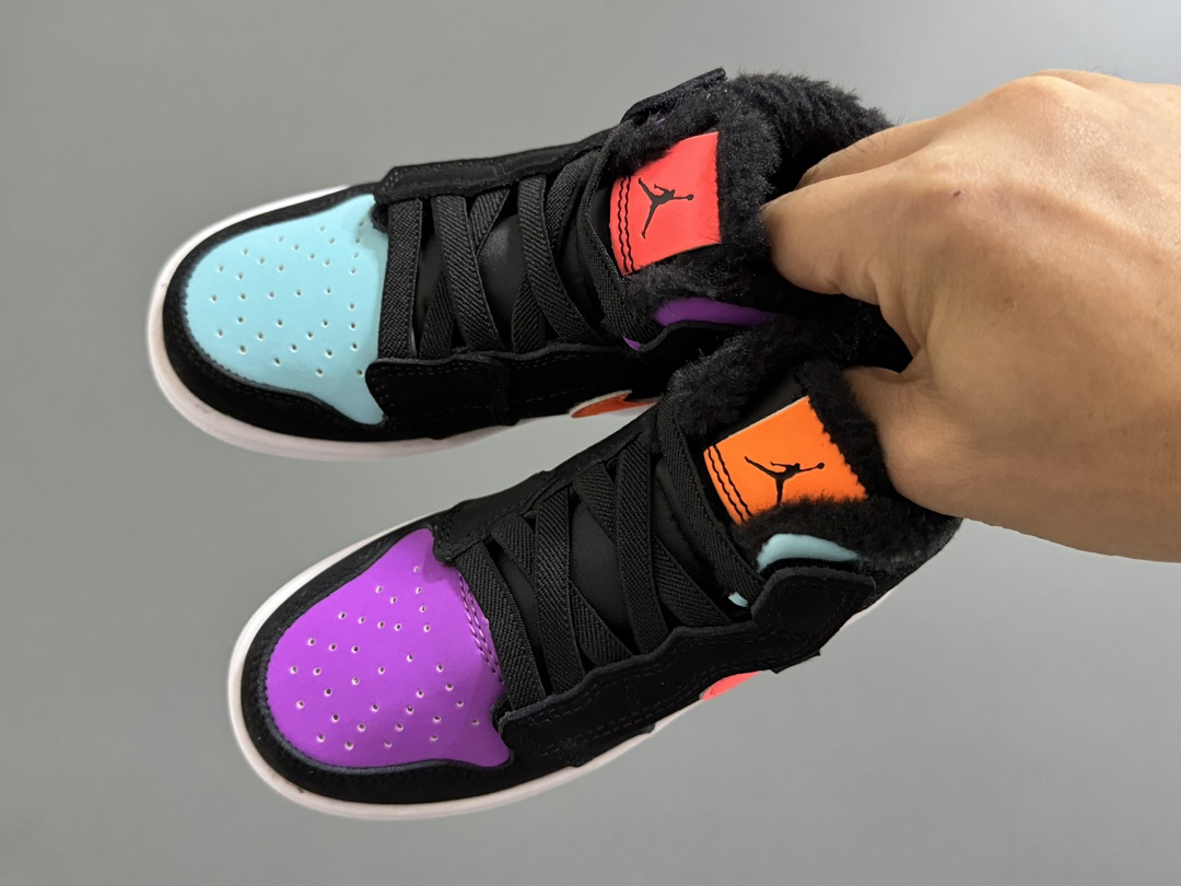 加绒乔一中帮魔术贴儿童运动鞋 尺码：24-37码 贴心如我们❄️加绒款太暖啦🔥 升级头层皮料，质感超赞👍🏻 魔术贴松紧带设计，超方便✔️ 轻便保暖又实用❤️-选品中心