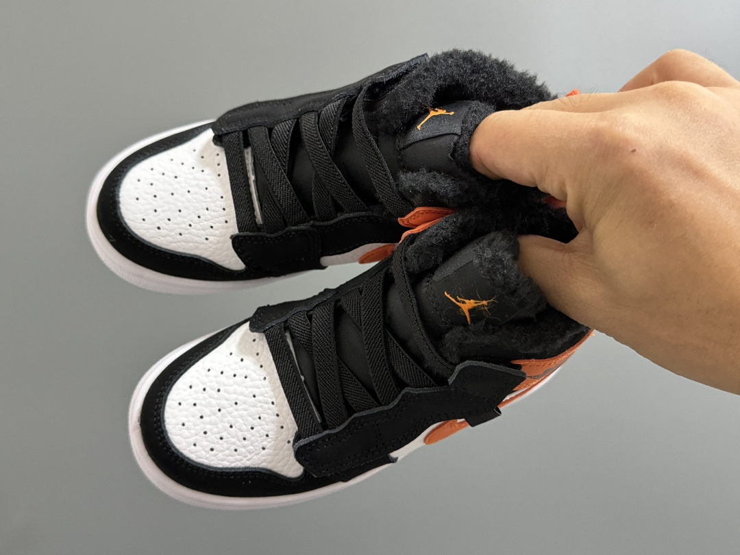 加绒乔一中帮魔术贴儿童运动鞋24-37码 加绒款太暖啦🔥升级头层皮料，质感超赞👍🏻魔术贴松紧带设计，超方便✔️轻便保暖又实用❤️-选品中心