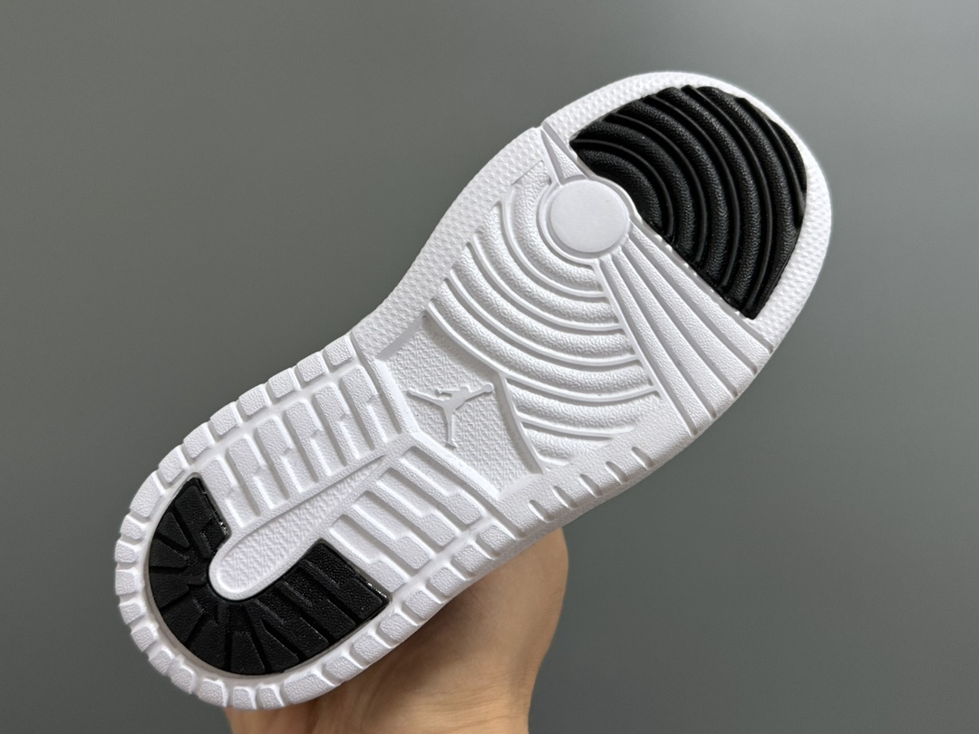 图片[5]-加绒乔一中帮魔术贴儿童运动鞋 尺码：24-37码 贴心如我们❄️加绒款太暖啦🔥 升级头层皮料，质感超赞👍🏻 魔术贴松紧带设计，超方便✔️ 轻便保暖又实用❤️-选品中心