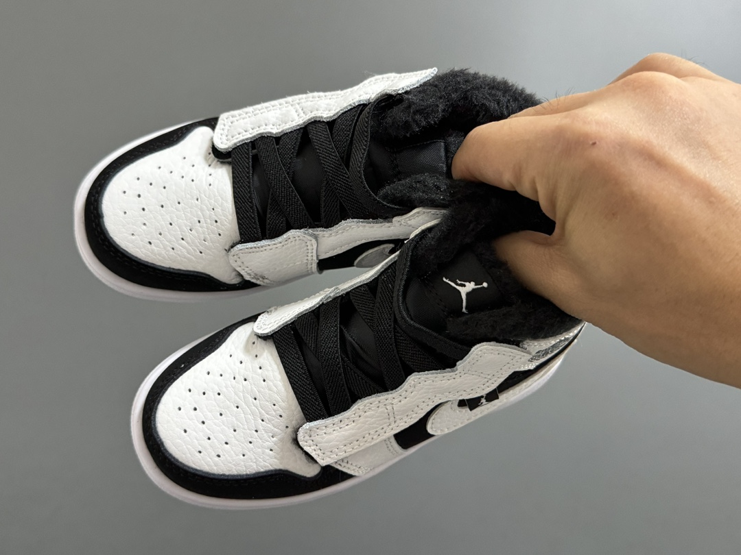 加绒乔一中帮魔术贴儿童运动鞋 尺码：24-37码 贴心如我们❄️加绒款太暖啦🔥 升级头层皮料，质感超赞👍🏻 魔术贴松紧带设计，超方便✔️ 轻便保暖又实用❤️-选品中心