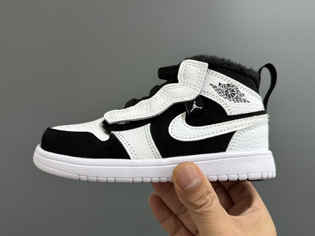 图片[4]-加绒乔一中帮魔术贴儿童运动鞋 尺码：24-37码 贴心如我们❄️加绒款太暖啦🔥 升级头层皮料，质感超赞👍🏻 魔术贴松紧带设计，超方便✔️ 轻便保暖又实用❤️-选品中心