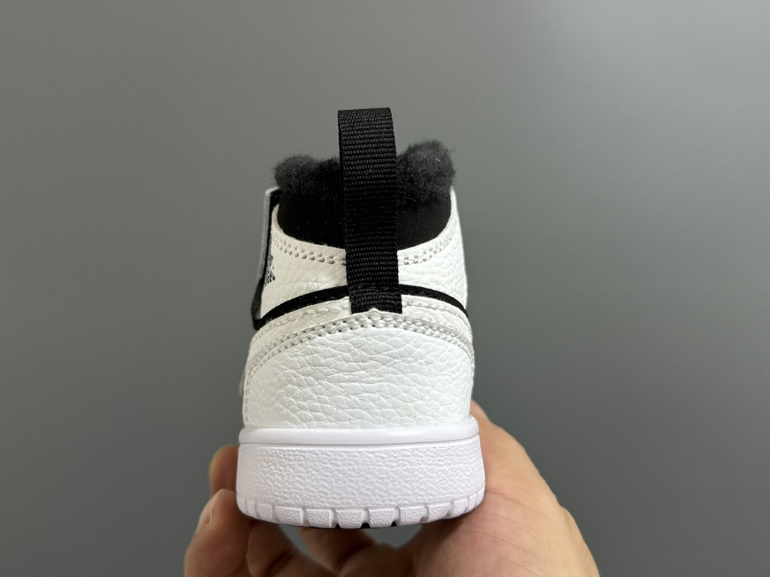 图片[7]-加绒乔一中帮魔术贴儿童运动鞋 尺码：24-37码 贴心如我们❄️加绒款太暖啦🔥 升级头层皮料，质感超赞👍🏻 魔术贴松紧带设计，超方便✔️ 轻便保暖又实用❤️-选品中心