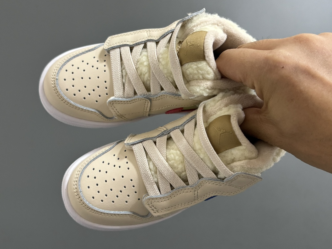 加绒乔一中帮魔术贴儿童运动鞋24-37码 加绒款太暖啦🔥升级头层皮料，质感超赞👍🏻魔术贴松紧带设计，超方便✔️轻便保暖又实用❤️-选品中心