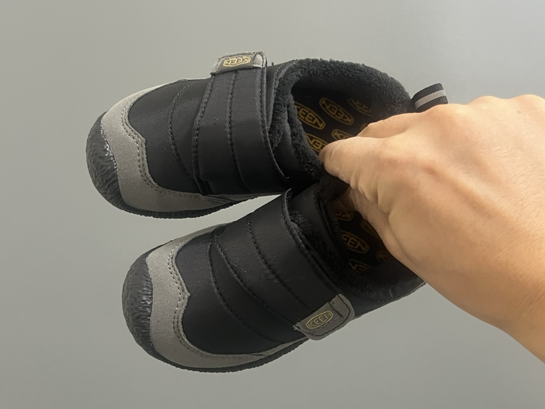 加绒KEEN低帮儿童魔术贴棉鞋 尺码：26-37码 户外大佬出棉鞋啦👏🏻 优质的皮料拼接，高级满满🈵️ 魔术贴设计，穿脱方便✌🏻 原装橡胶耐磨防滑大底，满足各种地形👍🏻 内里采用米粒绒，保暖又舒适☁️-选品中心