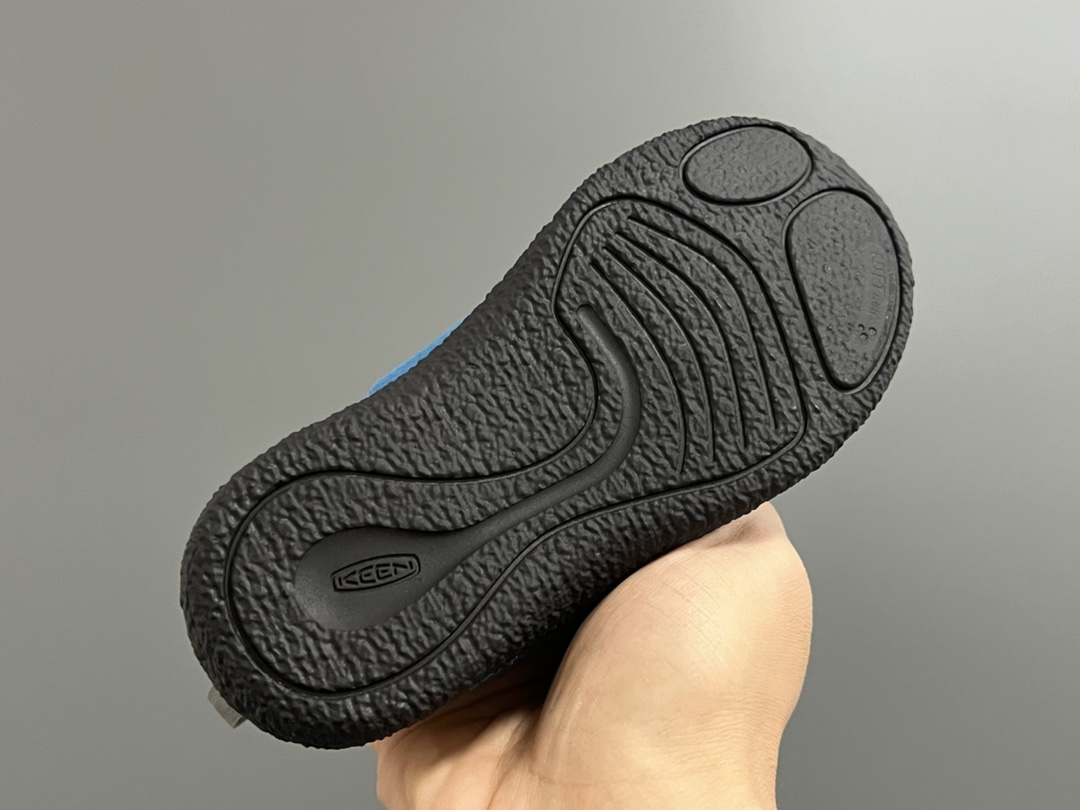 图片[5]-加绒KEEN低帮儿童魔术贴棉鞋 尺码：26-37码 户外大佬出棉鞋啦👏🏻 优质的皮料拼接，高级满满🈵️ 魔术贴设计，穿脱方便✌🏻 原装橡胶耐磨防滑大底，满足各种地形👍🏻 内里采用米粒绒，保暖又舒适☁️-选品中心