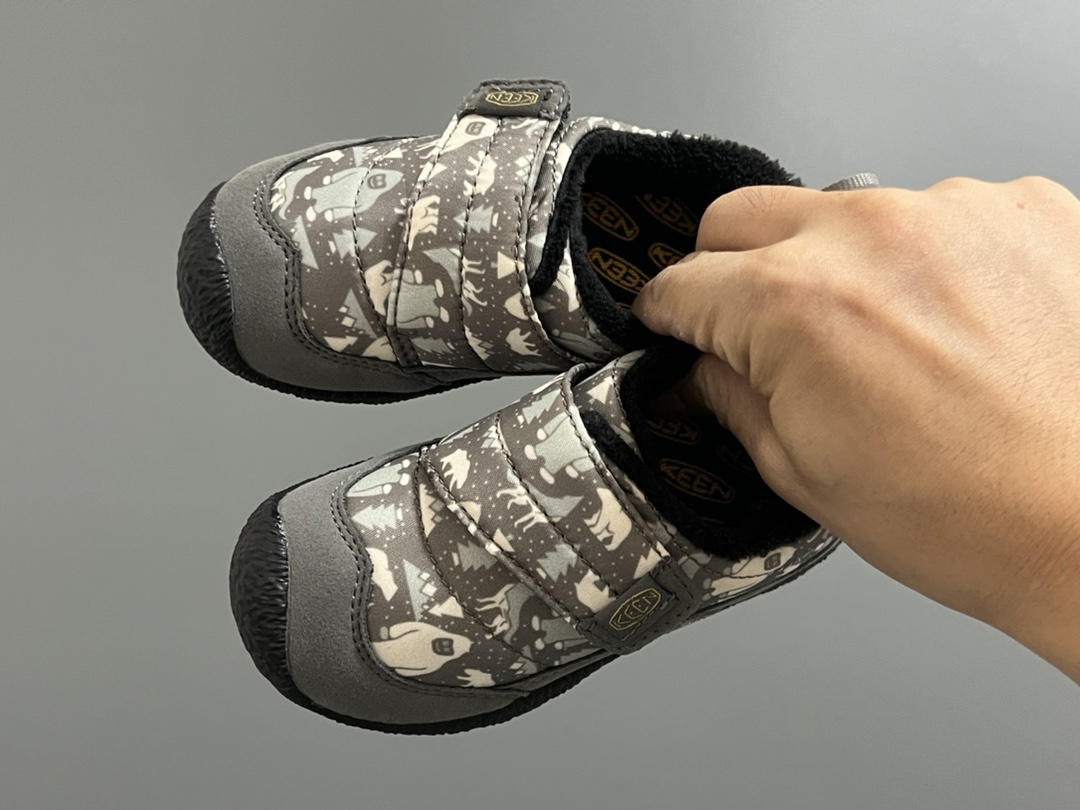 加绒KEEN低帮儿童魔术贴棉鞋 尺码：26-37码 户外大佬出棉鞋啦👏🏻 优质的皮料拼接，高级满满🈵️ 魔术贴设计，穿脱方便✌🏻 原装橡胶耐磨防滑大底，满足各种地形👍🏻 内里采用米粒绒，保暖又舒适☁️-选品中心