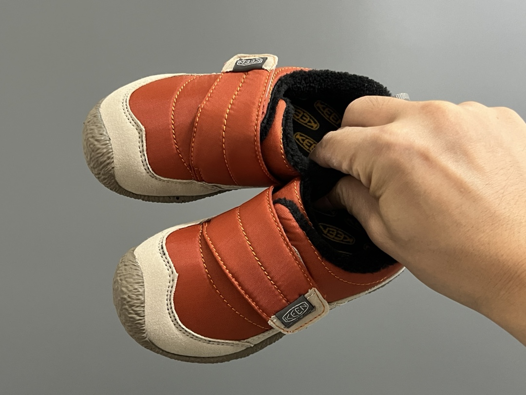 加绒KEEN低帮儿童魔术贴棉鞋 尺码：26-37码 户外大佬出棉鞋啦👏🏻 优质的皮料拼接，高级满满🈵️ 魔术贴设计，穿脱方便✌🏻 原装橡胶耐磨防滑大底，满足各种地形👍🏻 内里采用米粒绒，保暖又舒适☁️-选品中心