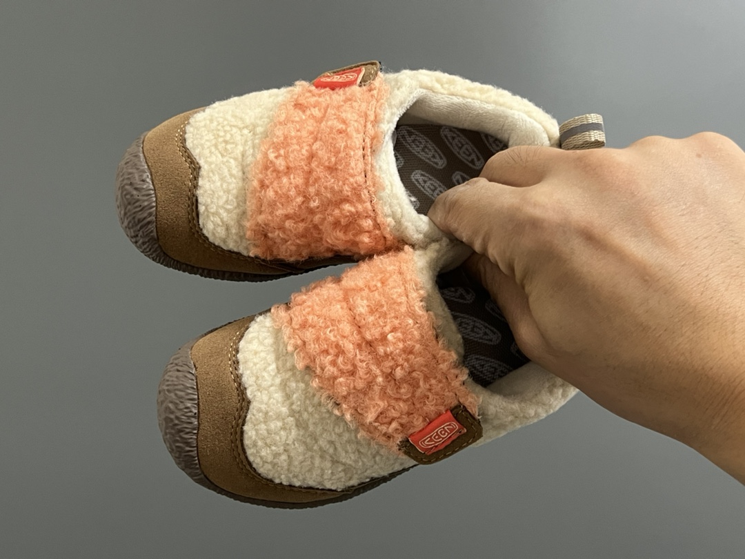 加绒KEE*低帮儿童魔术贴棉鞋 尺码：26-37码 户外大佬出棉鞋啦👏🏻 优质的皮料拼接，高级满满🈵️ 魔术贴设计，穿脱方便✌🏻 原装橡胶耐磨防滑大底，满足各种地形👍🏻 内里采用米粒绒，保暖又舒适☁️-选品中心