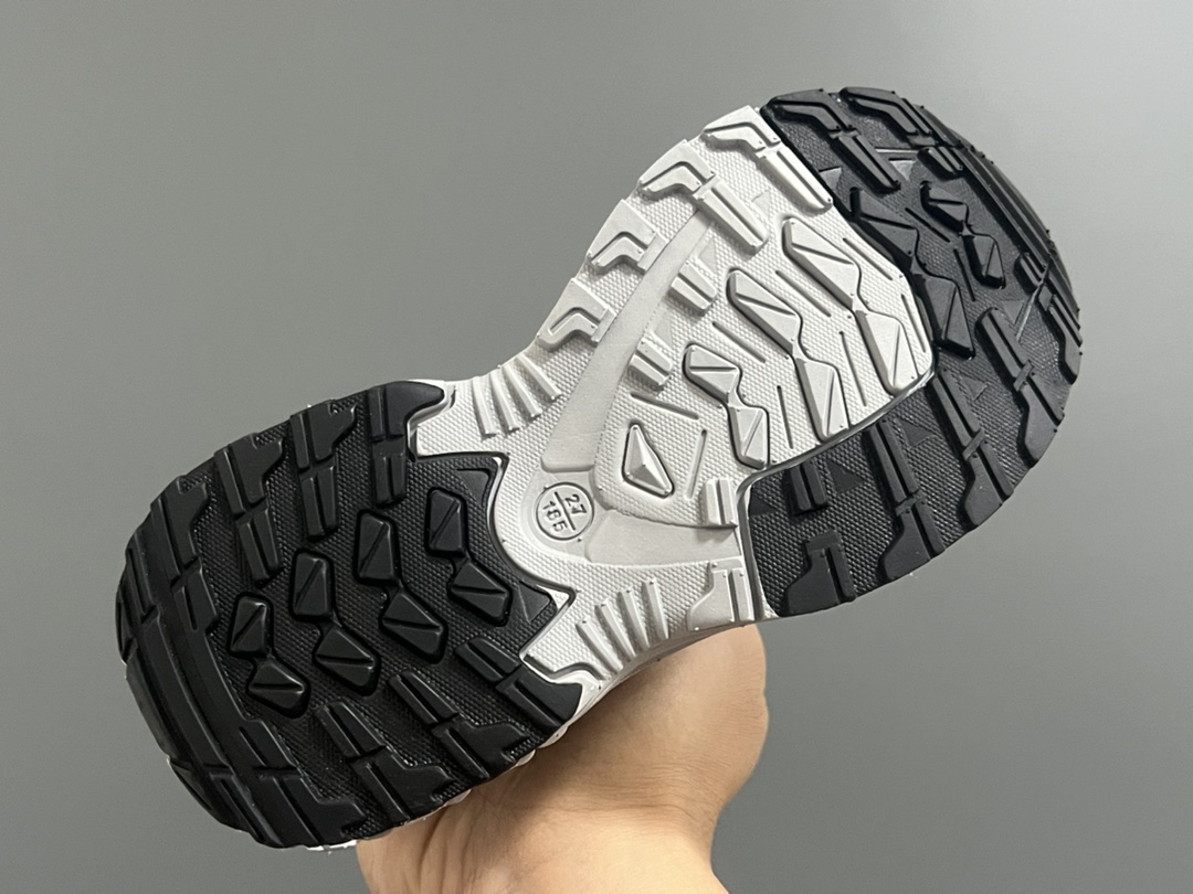 图片[5]-价格下调⬇️ 萨洛蒙X系列中帮锁扣儿童休闲鞋 尺码：26-37码 经典萨洛蒙X系列🆕 精致锁扣，方便调节✌🏻 中帮款式设计，保暖又保护稚嫩脚踝🦶 耐磨防滑大底，脚感超赞👍🏻-选品中心