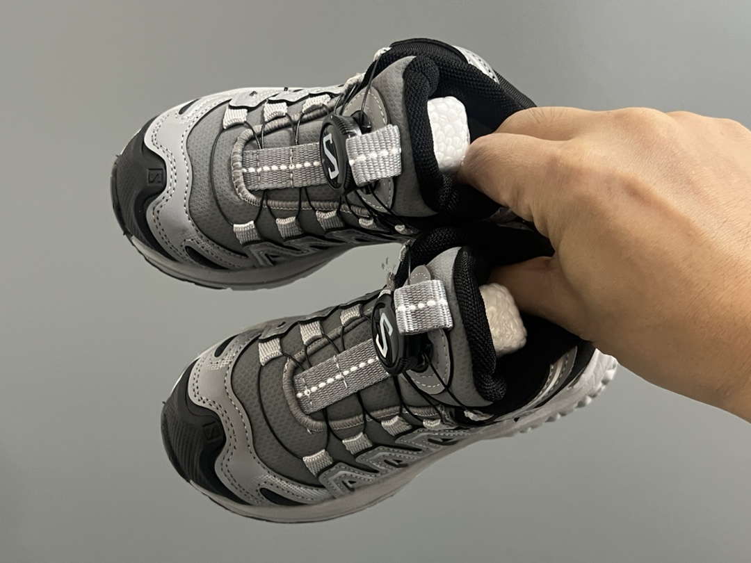 价格下调⬇️ 萨洛蒙X系列中帮锁扣儿童休闲鞋 尺码：26-37码 经典萨洛蒙X系列🆕 精致锁扣，方便调节✌🏻 中帮款式设计，保暖又保护稚嫩脚踝🦶 耐磨防滑大底，脚感超赞👍🏻-选品中心