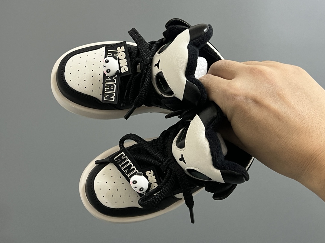 特加绒乔一新款亮灯熊猫儿童中帮魔术贴运动鞋 尺码：26-37码 爱惨了加绒系列☁️ 乔一款式设计，百搭又时髦🆒 鞋舌可亮灯，真的超好看😍 魔术贴设计，穿脱超级方便✌🏻 独家首发，推荐get✔️-选品中心