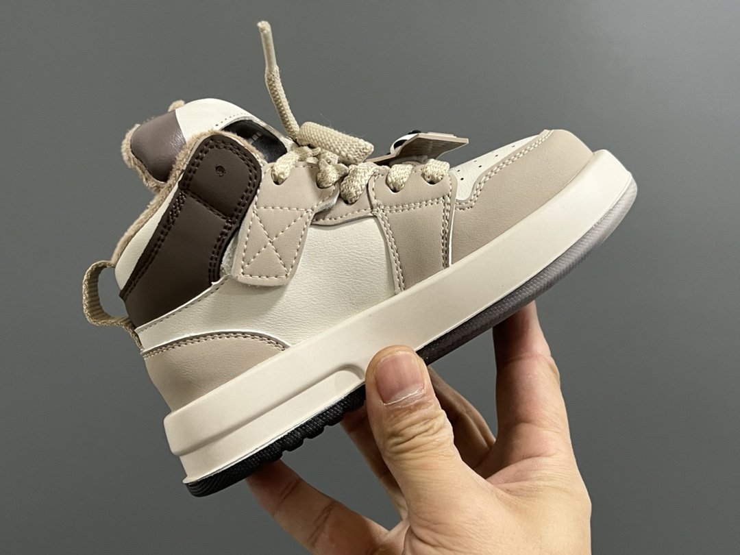 图片[6]-特加绒乔一新款亮灯熊猫儿童中帮魔术贴运动鞋 尺码：26-37码 爱惨了加绒系列☁️ 乔一款式设计，百搭又时髦🆒 鞋舌可亮灯，真的超好看😍 魔术贴设计，穿脱超级方便✌🏻 独家首发，推荐get✔️-选品中心