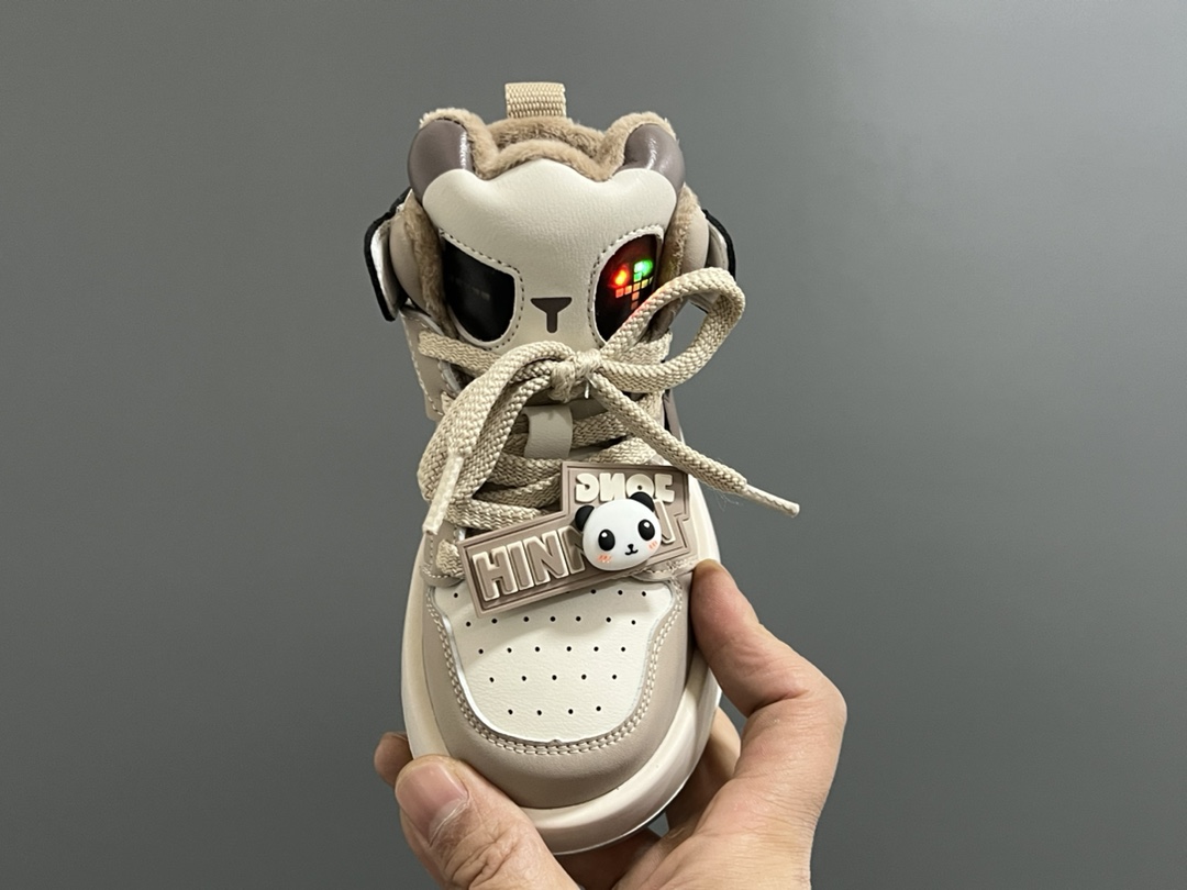 图片[8]-特加绒乔一新款亮灯熊猫儿童中帮魔术贴运动鞋 尺码：26-37码 爱惨了加绒系列☁️ 乔一款式设计，百搭又时髦🆒 鞋舌可亮灯，真的超好看😍 魔术贴设计，穿脱超级方便✌🏻 独家首发，推荐get✔️-选品中心