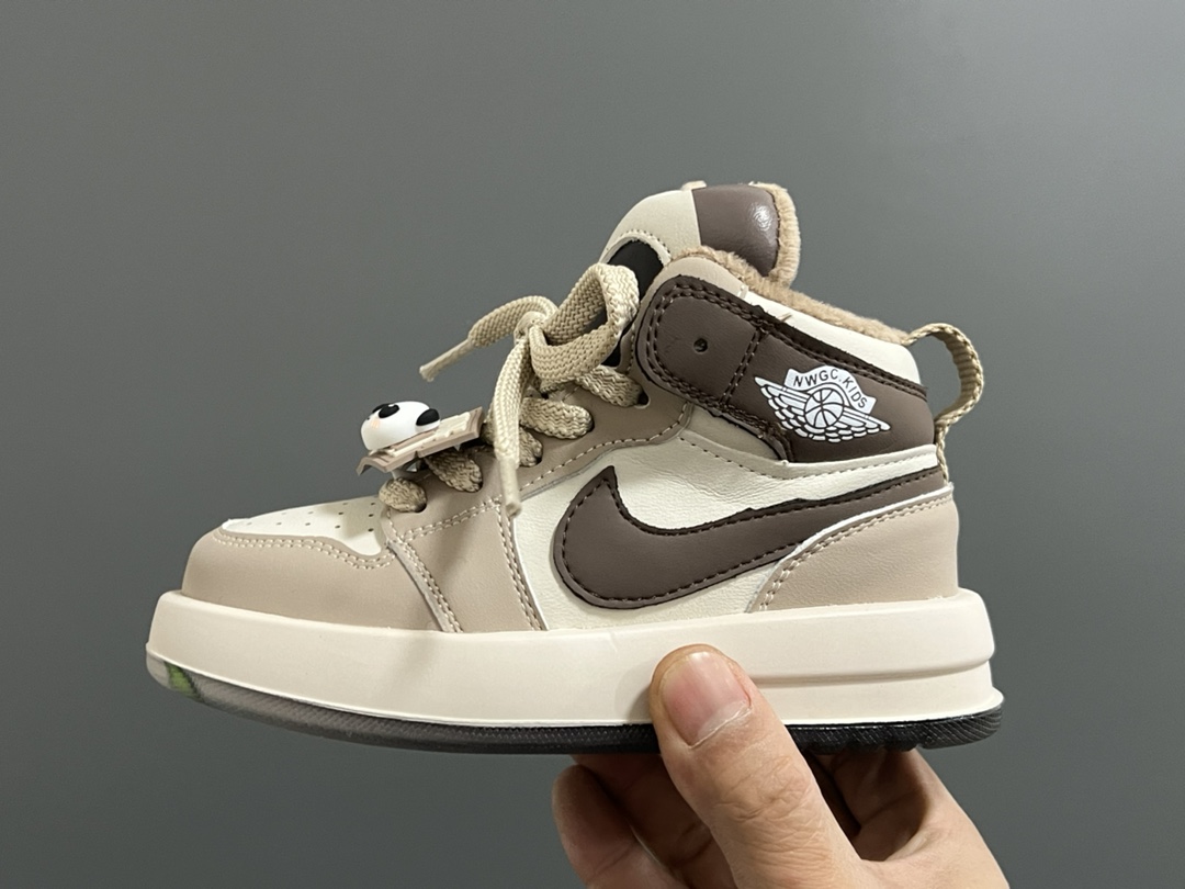 图片[4]-特加绒乔一新款亮灯熊猫儿童中帮魔术贴运动鞋 尺码：26-37码 爱惨了加绒系列☁️ 乔一款式设计，百搭又时髦🆒 鞋舌可亮灯，真的超好看😍 魔术贴设计，穿脱超级方便✌🏻 独家首发，推荐get✔️-选品中心