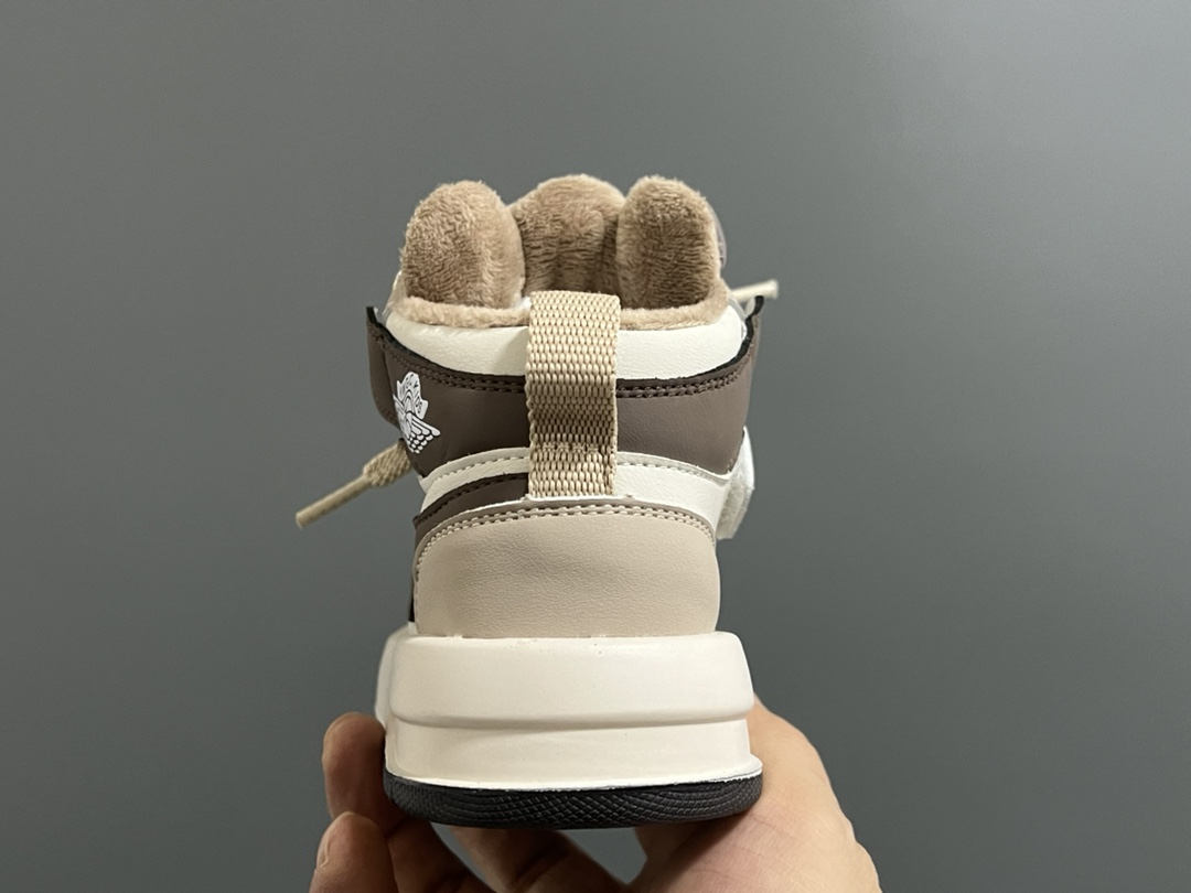 图片[7]-特加绒乔一新款亮灯熊猫儿童中帮魔术贴运动鞋 尺码：26-37码 爱惨了加绒系列☁️ 乔一款式设计，百搭又时髦🆒 鞋舌可亮灯，真的超好看😍 魔术贴设计，穿脱超级方便✌🏻 独家首发，推荐get✔️-选品中心