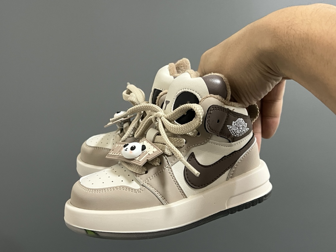 图片[2]-特加绒乔一新款亮灯熊猫儿童中帮魔术贴运动鞋 尺码：26-37码 爱惨了加绒系列☁️ 乔一款式设计，百搭又时髦🆒 鞋舌可亮灯，真的超好看😍 魔术贴设计，穿脱超级方便✌🏻 独家首发，推荐get✔️-选品中心