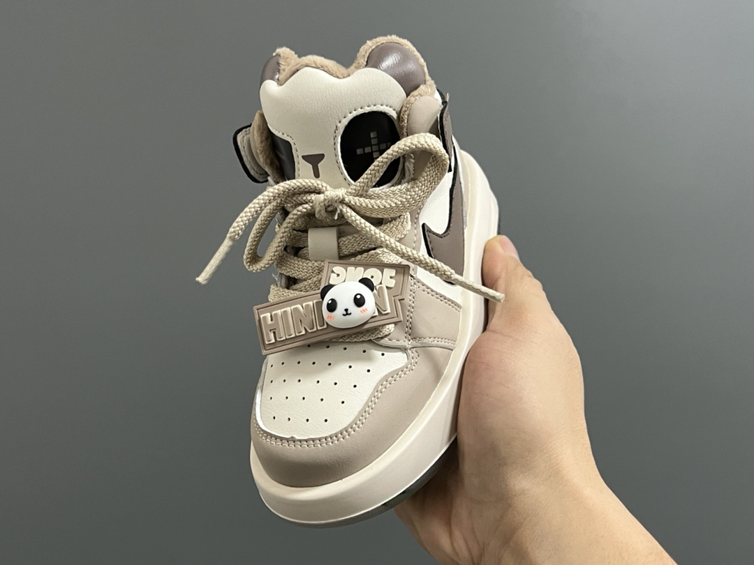 图片[3]-特加绒乔一新款亮灯熊猫儿童中帮魔术贴运动鞋 尺码：26-37码 爱惨了加绒系列☁️ 乔一款式设计，百搭又时髦🆒 鞋舌可亮灯，真的超好看😍 魔术贴设计，穿脱超级方便✌🏻 独家首发，推荐get✔️-选品中心