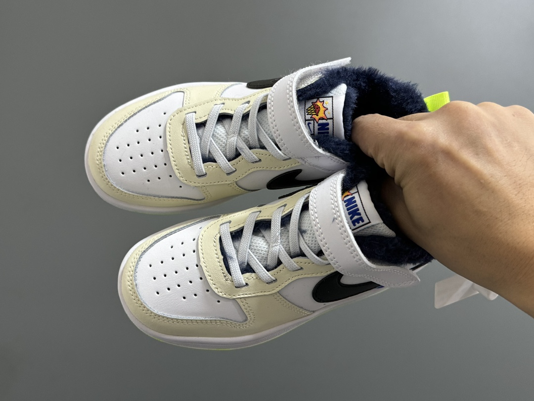 加绒空军一号工装低帮魔术贴儿童板鞋 尺码：24-37.5码 贴心呵护的加绒系列❄️ 工装系列真的超赞👍🏻 简约时尚百搭款🆒 魔术贴➕松紧带设计，穿脱方便✌🏻-选品中心