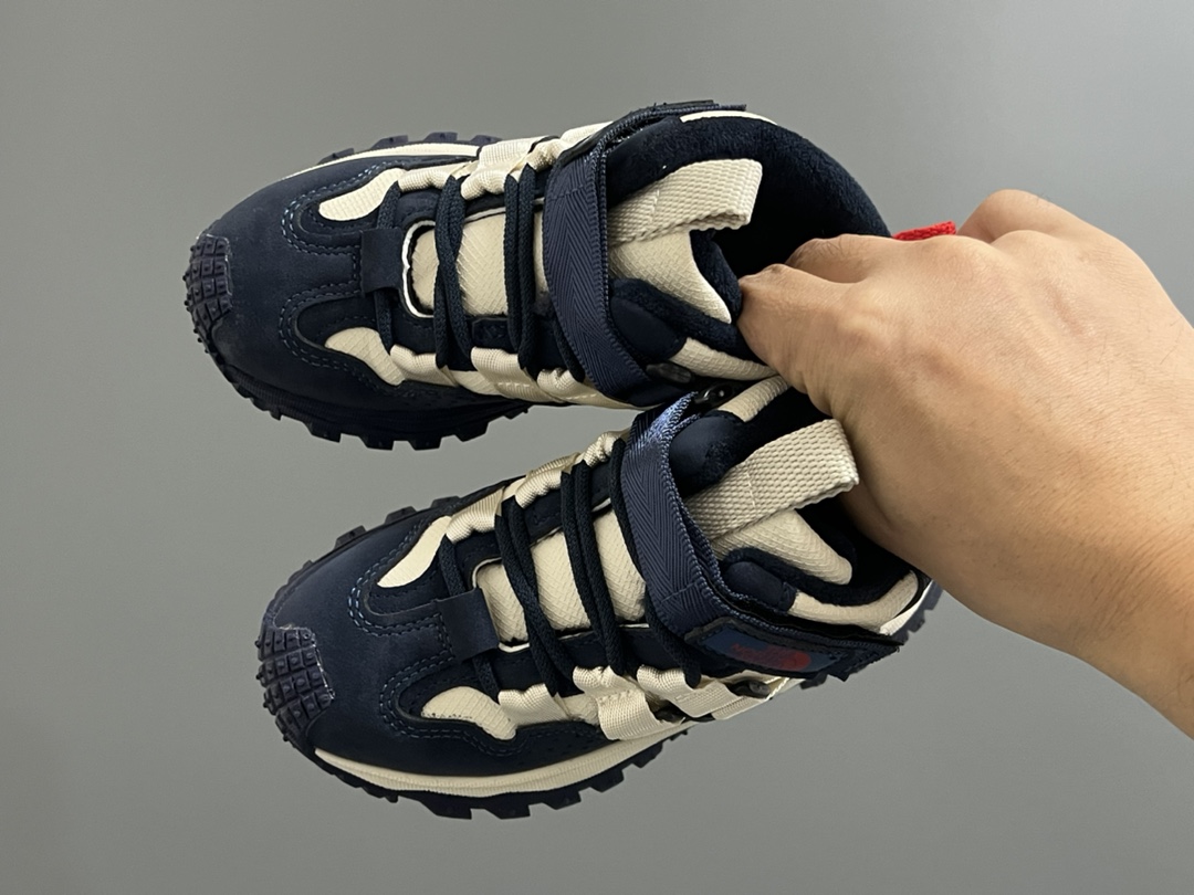 加绒北家中帮魔术贴儿童户外鞋 尺码：27-37码 经典户外大牌🧗 橡胶耐磨防滑大底，脚感超赞👍🏻 中帮款式，保护稚嫩脚踝✌🏻 加绒贴心呵护，暖暖过冬❄️-选品中心