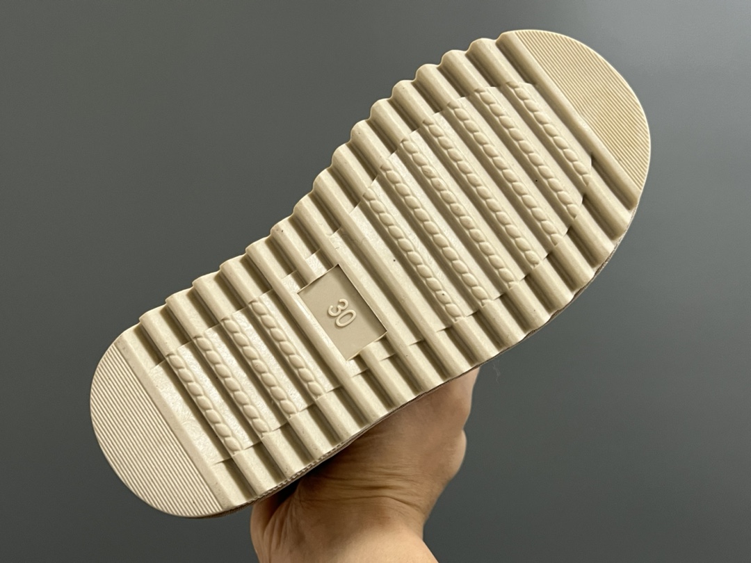 图片[5]-UGG古驰LV联名中帮儿童雪地靴 尺码：25-37 经典老花配色🆕 内里加绒加厚，保暖又舒适❄️ 耐磨防滑大底，脚感超赞👍🏻 中帮款式，防风保暖☁️-选品中心