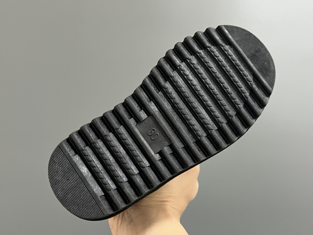 图片[5]-UGG古驰LV联名中帮儿童雪地靴 尺码：25-37 经典老花配色🆕 内里加绒加厚，保暖又舒适❄️ 耐磨防滑大底，脚感超赞👍🏻 中帮款式，防风保暖☁️-选品中心