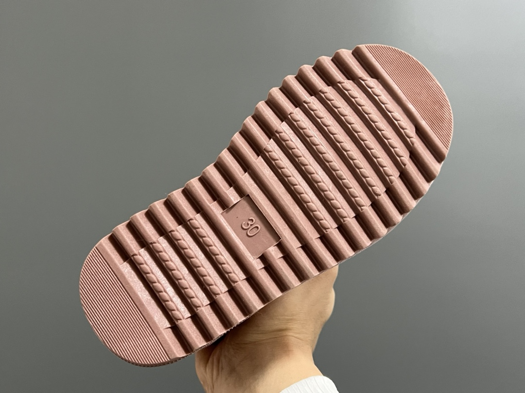 图片[5]-UGG古驰LV联名中帮儿童雪地靴 尺码：25-37 经典老花配色🆕 内里加绒加厚，保暖又舒适❄️ 耐磨防滑大底，脚感超赞👍🏻 中帮款式，防风保暖☁️-选品中心