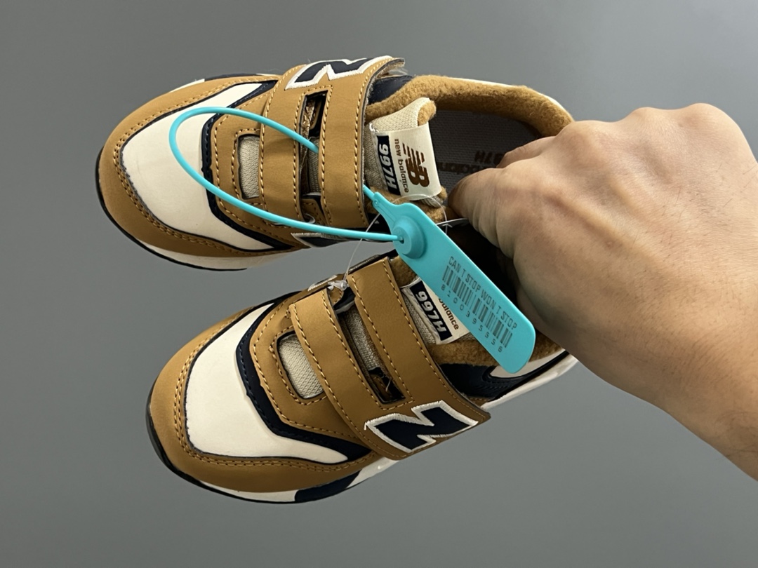 加绒款 NB秋冬新款997魔术贴儿童运动鞋 尺码：26-37码 细绒款超级贴心💓 开了挂的NB系列🔥 经典复古997新款，时尚大方设计🆒 优质鞋面，高级感满满💯 橡胶组合大底，耐磨防滑👍🏻 魔术贴设计，锻炼手指精细动作✌🏻-选品中心