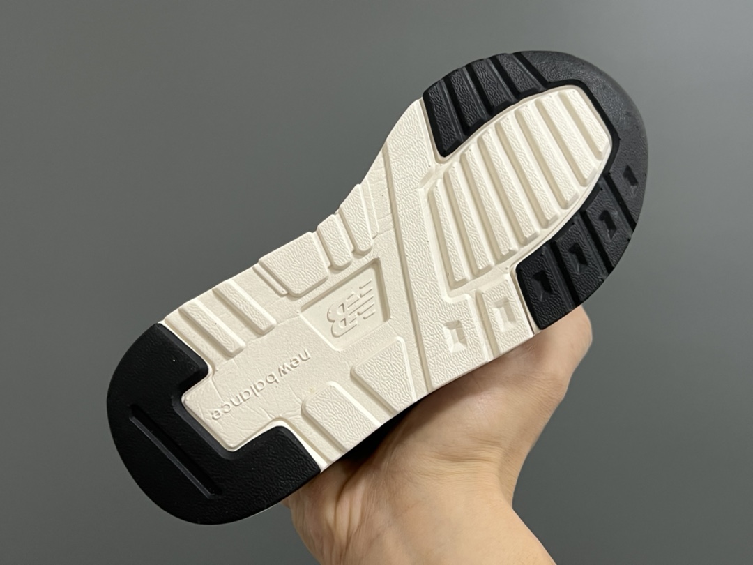 图片[5]-加绒款 NB秋冬新款997魔术贴儿童运动鞋 尺码：26-37码 细绒款超级贴心💓 开了挂的NB系列🔥 经典复古997新款，时尚大方设计🆒 优质鞋面，高级感满满💯 橡胶组合大底，耐磨防滑👍🏻 魔术贴设计，锻炼手指精细动作✌🏻-选品中心