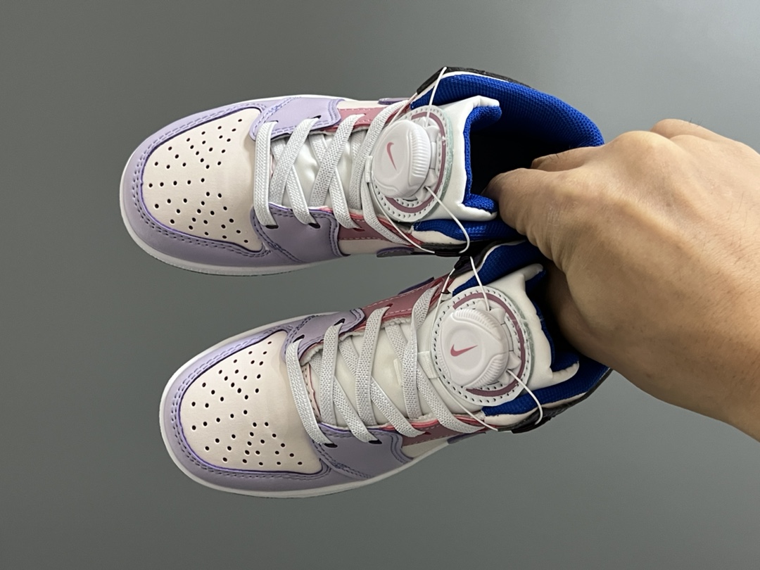 乔一中帮锁扣专柜版儿童运动休闲鞋 尺码：24-37码 新工厂新工艺🆕 经典乔一款式❤️ 精致锁扣设计，穿脱超级方便✌🏻 耐磨防滑大底，脚感超赞👍🏻-选品中心