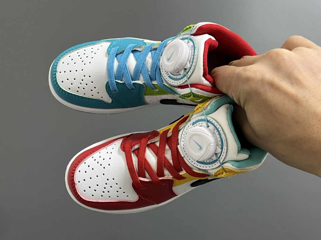 乔一中帮锁扣专柜版儿童运动休闲鞋 尺码：24-37码 新工厂新工艺🆕 经典乔一款式❤️ 精致锁扣设计，穿脱超级方便✌🏻 耐磨防滑大底，脚感超赞👍🏻-选品中心