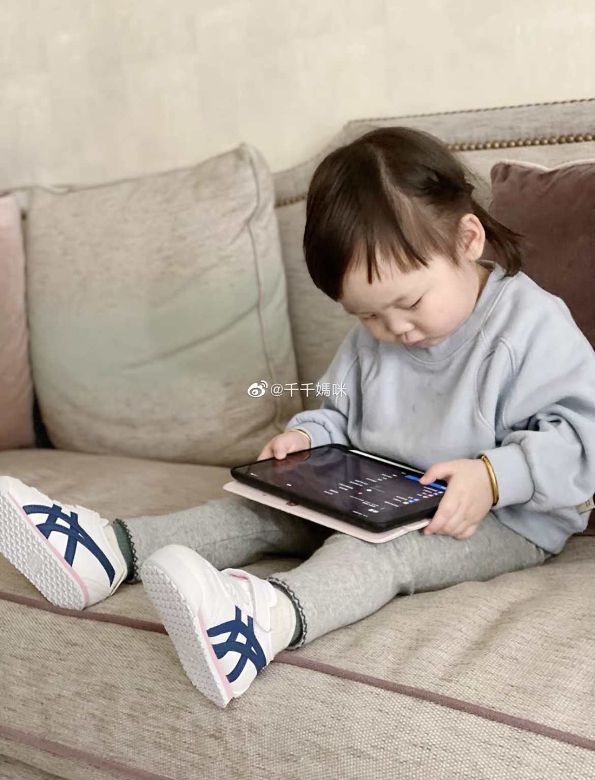 图片[7]-海外版YSS魔术贴松紧带儿童休闲鞋 尺码：24-37码 低调又时髦的鬼冢虎系列🆕 推荐给不想撞款的你[呲牙] 优质皮料拼接，魔术贴松紧带设计，穿脱方便✌🏻 颗粒防滑大底，脚感超赞👍🏻-选品中心