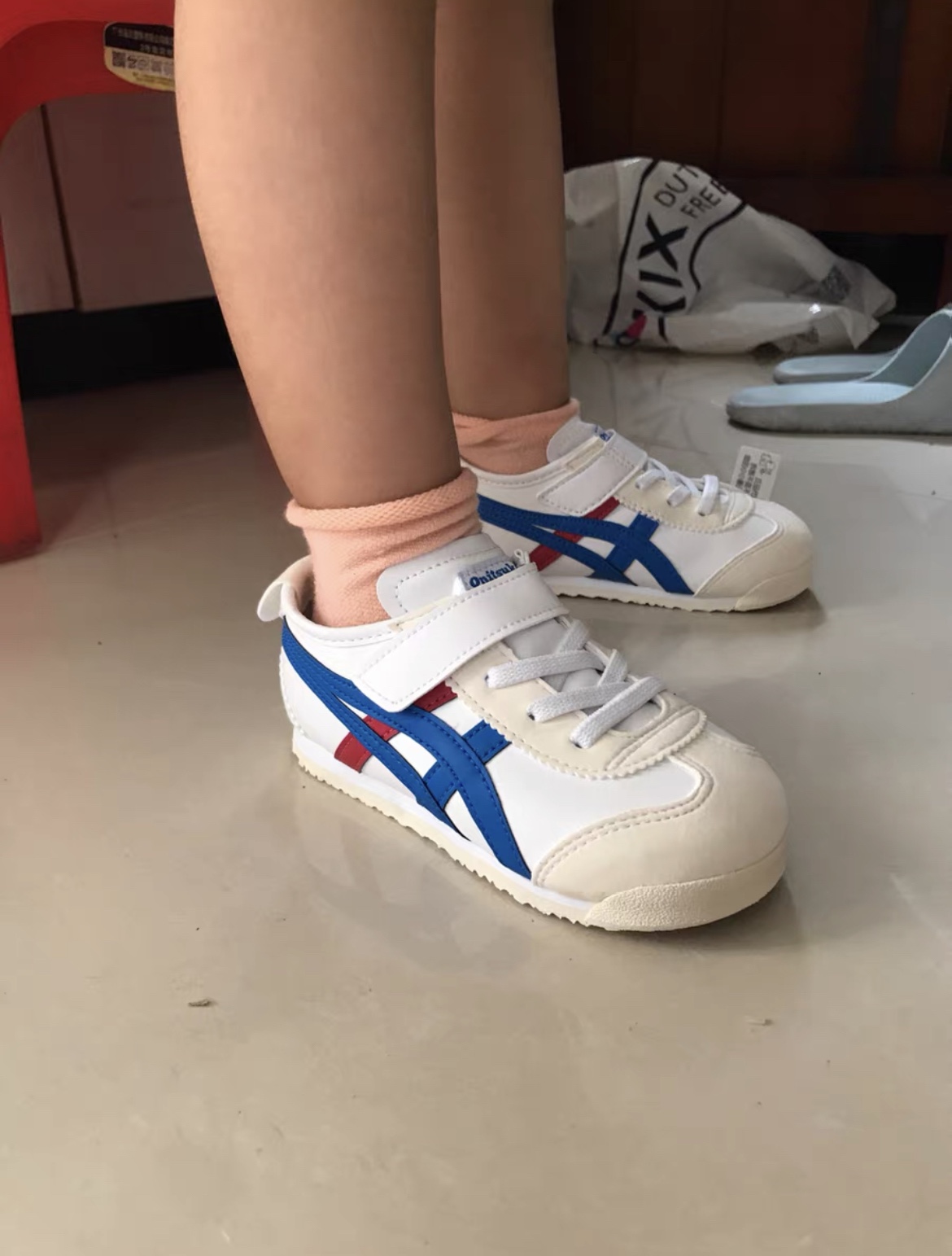 图片[9]-海外版YSS魔术贴松紧带儿童休闲鞋 尺码：24-37码 低调又时髦的鬼冢虎系列🆕 推荐给不想撞款的你[呲牙] 优质皮料拼接，魔术贴松紧带设计，穿脱方便✌🏻 颗粒防滑大底，脚感超赞👍🏻-选品中心