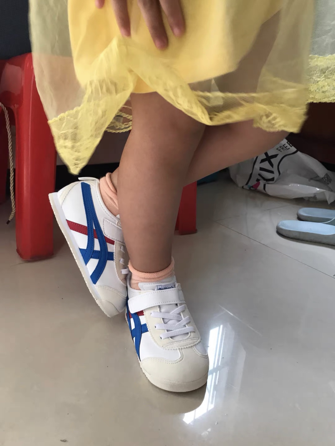 图片[8]-海外版YSS魔术贴松紧带儿童休闲鞋 尺码：24-37码 低调又时髦的鬼冢虎系列🆕 推荐给不想撞款的你[呲牙] 优质皮料拼接，魔术贴松紧带设计，穿脱方便✌🏻 颗粒防滑大底，脚感超赞👍🏻-选品中心