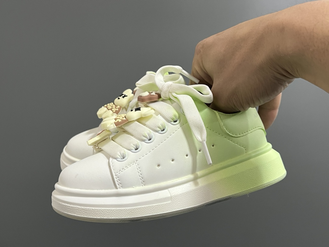 图片[2]-麦昆新款卡通魔术贴儿童板鞋 尺码：26-37码 精致可爱的小熊🐻挂件 经典麦昆款式❤️ 魔术贴设计，穿脱超级方便✌🏻 橡胶耐磨防滑大底✔️-选品中心