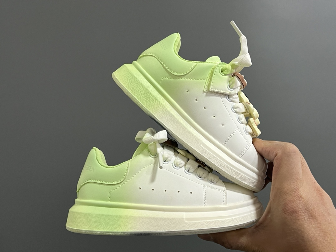 图片[9]-麦昆新款卡通魔术贴儿童板鞋 尺码：26-37码 精致可爱的小熊🐻挂件 经典麦昆款式❤️ 魔术贴设计，穿脱超级方便✌🏻 橡胶耐磨防滑大底✔️-选品中心