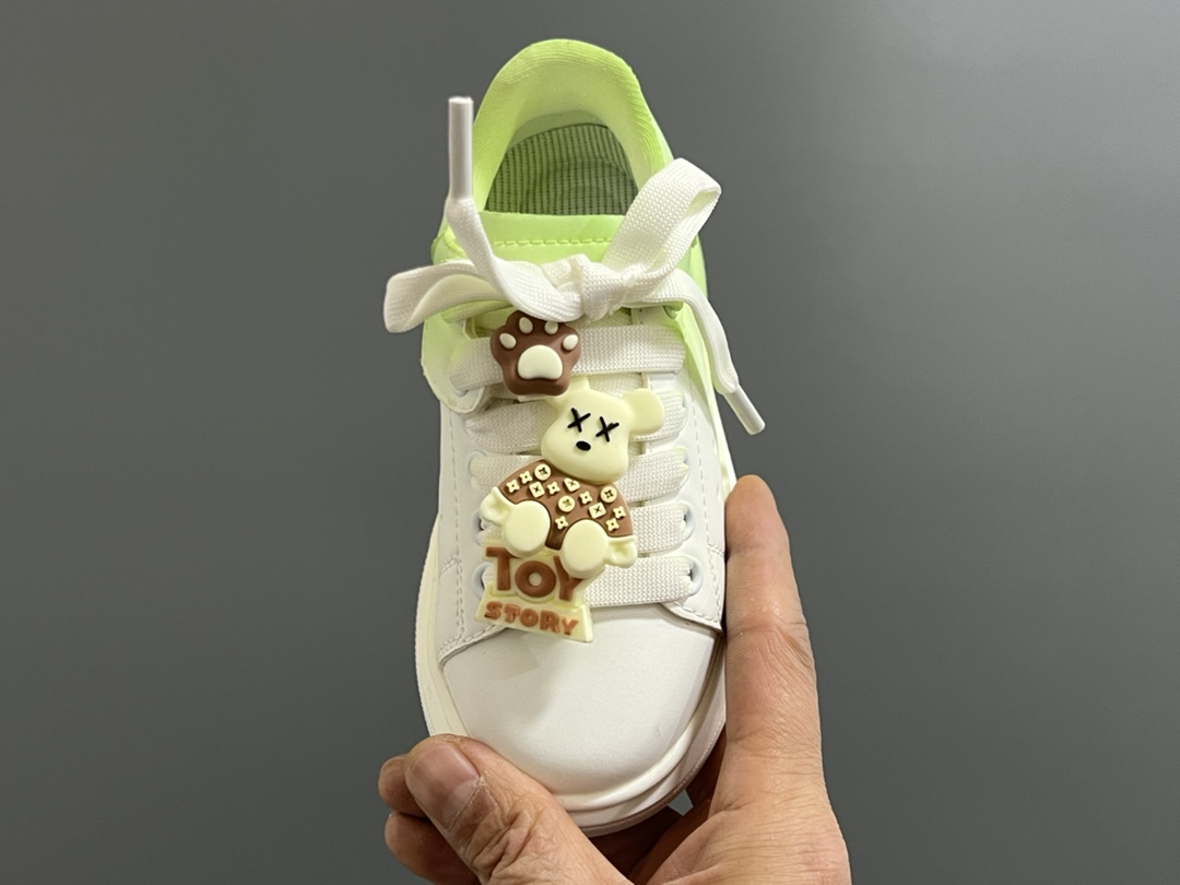 图片[8]-麦昆新款卡通魔术贴儿童板鞋 尺码：26-37码 精致可爱的小熊🐻挂件 经典麦昆款式❤️ 魔术贴设计，穿脱超级方便✌🏻 橡胶耐磨防滑大底✔️-选品中心